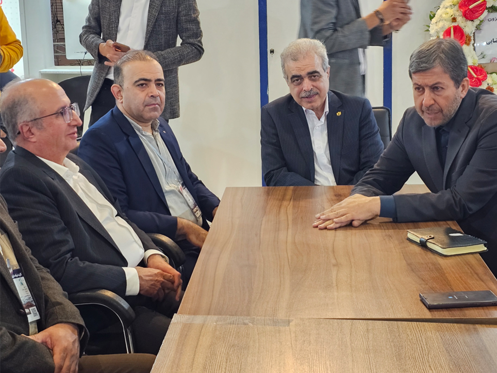 بازدید استاندار محترم استان اصفهان جناب آقای دکتر سقائیان نژاد از غرفه وینا در پاویون نرم افزار